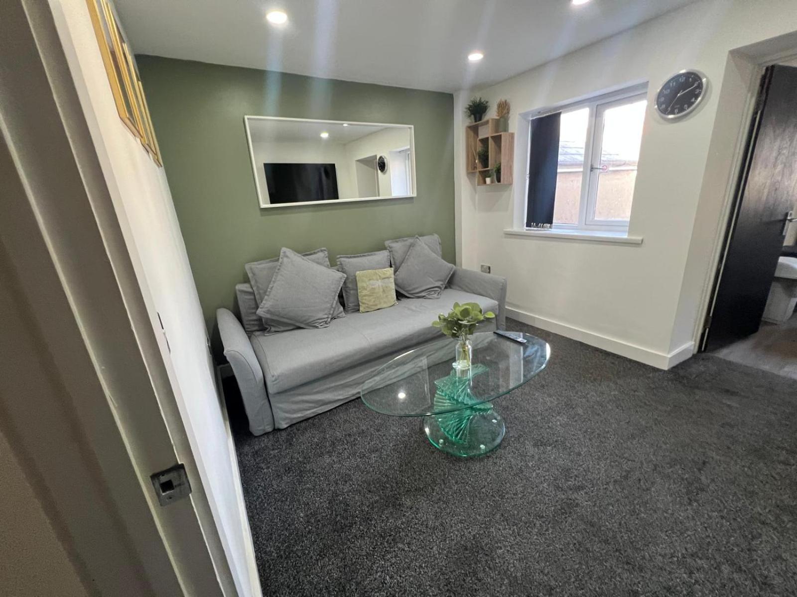 City Centre Location! For Business And Leisure! 5/6 Guests Кардиф Екстериор снимка